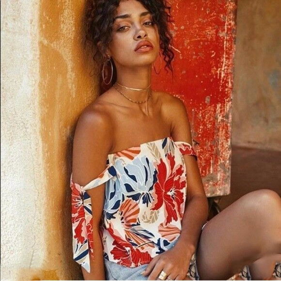 ASTR The Label Off the Shoulder Havana Blouse - Picture 2 of 8